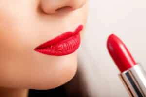 faire tenir son rouge à lèvres