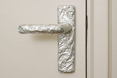 papier aluminium sur les poignées de porte
